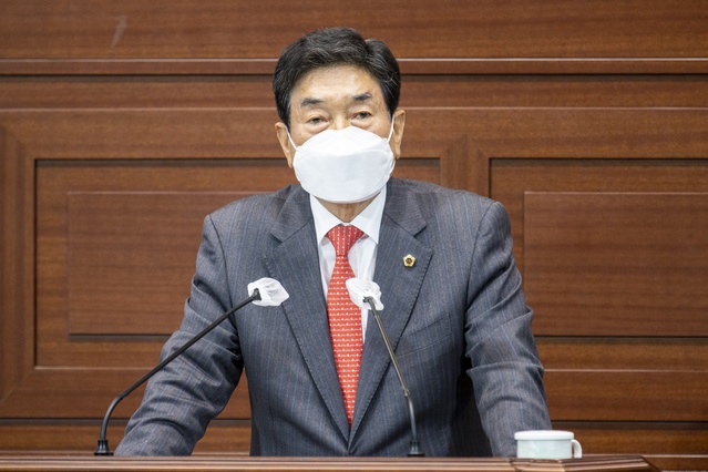 ▲ 경상북도의회 농수산위원회 임무석 의원(국민의힘, 영주)은 지난 23일, 제323회 임시회 제1차 본 회의 도정질문에서 지역대학 및 지방소멸 대책, 대형산불 방지 대책, 아열대작물 육성 대책, 인삼 안전성검사 연구기관 지정·설치, 지방도 931호선 선형개량 및 확장·포장 대책에 관해 질문했다.ⓒ경북도의회