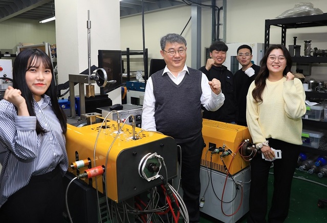 ▲ 한남대 신소재공학과 김명호 교수 연구팀이 한국화학연구원이 주관한 ‘소재 혁신 AI 플랫폼 구축사업’에 충청지역에서 유일하게 참여 기관으로 선정돼 1차연도에 6억4000여만원(2년사업)의 연구비를 지원받는다.ⓒ한남대