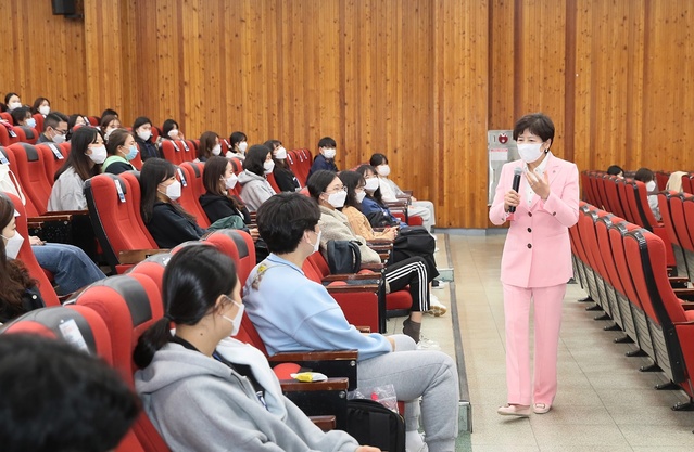 ▲ 연수현장을 방문한 강은희 대구시교육감은 교사들에게 “안전사고 대응 능력과 재난 발생 시 대처 능력을 함양해 학생들이 안전하게 교육활동을 할 수 있도록 힘써줄 것”을 당부했다.ⓒ대구시교육청