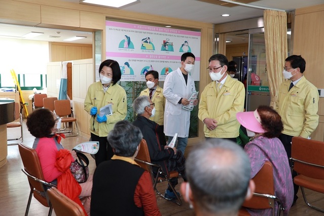▲ 박세복 영동군수가 26일 군보건소 예방접종센터에서 화이자 접종 첫날 백신 접종을 지켜보고 있다.ⓒ영동군