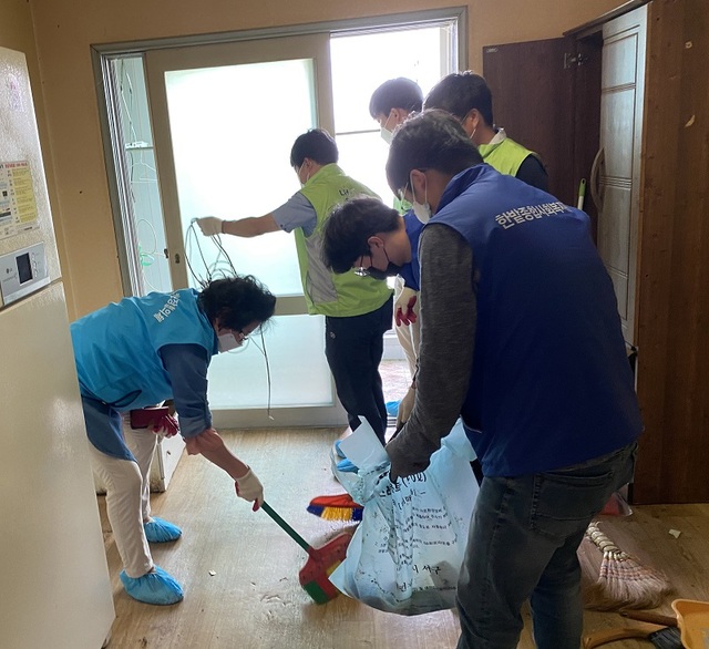 ▲ 대전 서구 월평2동 지역사회보장협의체가 스스로 정리가 어려운 기초생활 수급 가구에 민ㆍ관 협력으로 주거환경 정비 봉사활동을 하고 있다.ⓒ대전 서구