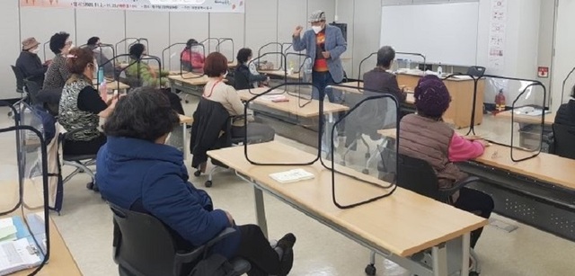 ▲ 대전 동구가 27일부터 대전시립 중고등학교에서 스마트 폰 등 정보화기기에 능숙한 사용을 원하는 성인을 대상으로 정보 생활 문화 프로그램을 신규 개설해 수강생을 선착순 모집한다.ⓒ대전 동구