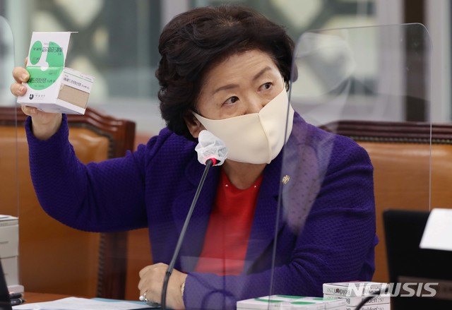 ▲ 식품의약품안전처가 중국산 김치의 안전 관리 등과 관련해 허위공문서를 작성했다는 의혹과 관련, 서정숙 국민의힘 의원이 26일 국회 보건복지위원회 전체회의에서 김강립 식약처장을 상대로 