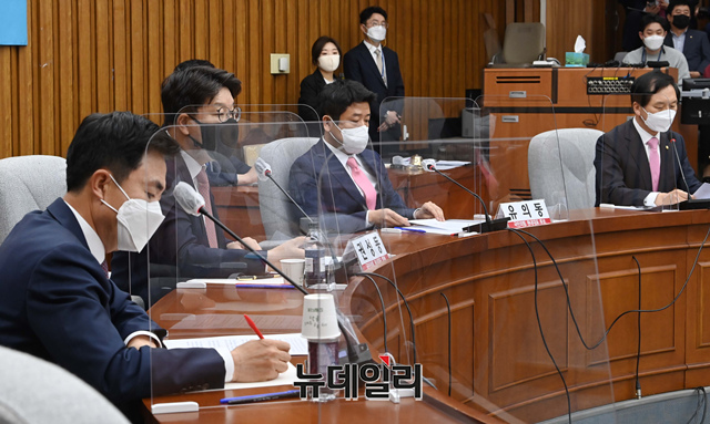 ▲ (좌측부터)국민의힘 원내대표 경선에 나선 김태흠·권성동·유의동·김기현 후보 4인이 초선의원 초청 토론회에 나서 지지를 호소했다.ⓒ이종현 기자(사진=공동취재단)