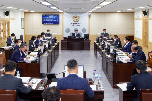 ▲ 경북도의회 건설소방위원회(위원장 박정현)는 26일 제1차 건설소방위원회 회의를 열고 통합신공항추진단, 재난안전실, 건설도시국, 소방본부 소관 2021년도 제1회 추가경정예산안과 조례안을 심의·의결했다.ⓒ경북도의회