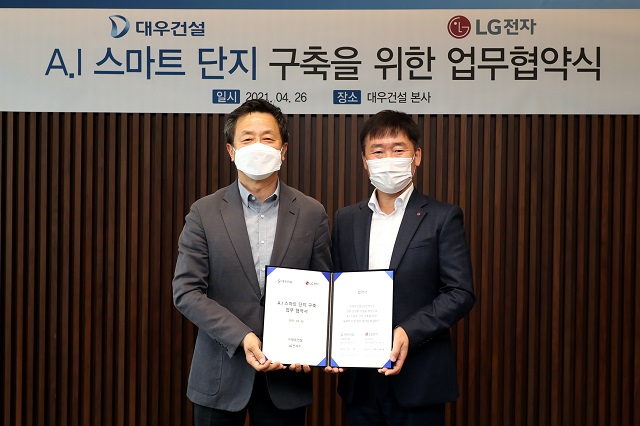 ▲ 백정완 대우건설 주택건축사업본부장(왼쪽)과 허재철 LG전자 한국 B2B그룹장이 업무협약 후 기념촬영을 하고 있다.ⓒ대우건설