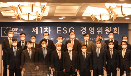 ▲ (왼쪽 윗줄부터 시계방향) 김홍기 (주)CJ 사장, 정재훈 (주)KCC 부사장, 김택중 OCI 대표이사, 곽상철 (주) 두산 대표이사 사장, 이방수 (주)LG 사장, 우기홍 대한항공 대표이사 사장, 차정호 (주)신세계 대표이사 사장, 안원형 (주)LS 부사장, 김영주 종근당 대표이사 사장, 이동근 경총 상근부회장, 김교현 롯데그룹화학BU사장, 송호성 기아 대표이사 사장, 가삼현 한국조선해양(주) 대표이사 사장, 김학동 포스코 대표이사 사장, 손경식 경총 회장, 이인용 삼성전자 사장, 이형희 SK수펙스SV위원회 사장, 김석환 (주)GS 사장, 조현일 (주)한화 사장 ⓒ한국경영자총협회