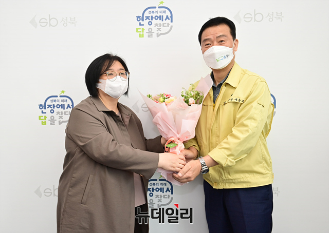 ▲ 꽃다발 전달하는 정기옥 학부모회장