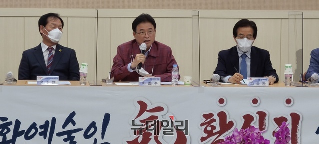 ▲ 이철우 도지사(중간)는 “로봇이 일하는 4차 산업혁명시대는 문화예술과 힐링이 주요 성장산업으로 떠오를 것이다”라며, “문화예술인들의 창의적인 아이디어를 행정, 대학 등과 융합시켜 문화예술을 통해 수익창출은 물론 지역경제에 활력을 불어 넣을 수 있도록 경북의 신산업으로 육성해 나가겠다”고 말했다.ⓒ뉴데일리 박진호 기자