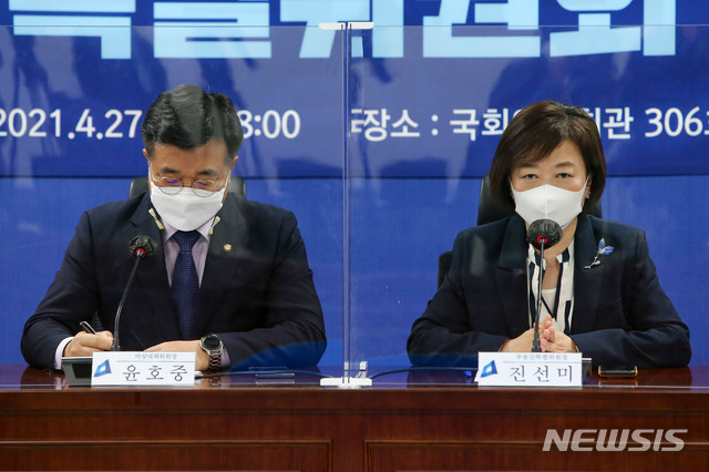 ▲ 윤호중 더불어민주당 비상대책위원장 겸 원내대표와 진선미 민주당 의원이 27일 민주당 부동산특위 회의에 참석한 모습. ⓒ뉴시스