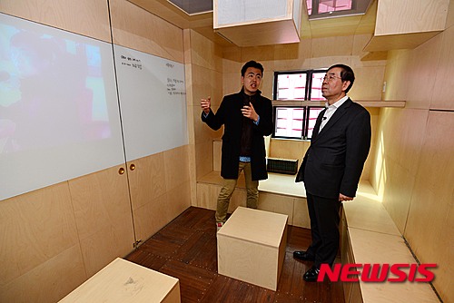 ▲ 고(故) 박원순 전 서울시장이 2016년 3월 서울 은평구 서울혁신파크를 방문해 혁신분야 일자리 창출 추진사항을 점검과 향후 발전방향을 논의하는 모습이다. ⓒ뉴시스