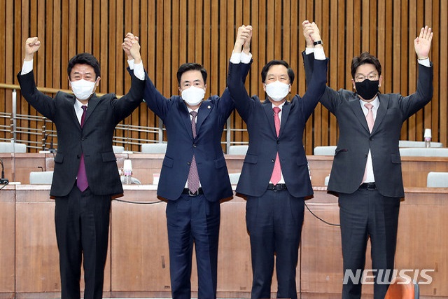 ▲ 국민의힘 원내대표 경선에 나선 유의동(왼쪽부터), 김태흠, 김기현, 권성동 의원이 27일 오전 서울 여의도 국회에서 열린 '국민의힘 원내대표 후보자-재선의원 간담회'에 참석해 기념촬영을 하고 있다.ⓒ뉴시스