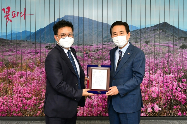 ▲ 한국기자협회(회장 김동훈)가 김문오 달성군수(오른쪽)에게 투철한 사명감과 헌신적 모습으로 언론인 명예를 드높인 점에 대해 감사패를 전달했다.ⓒ달성군