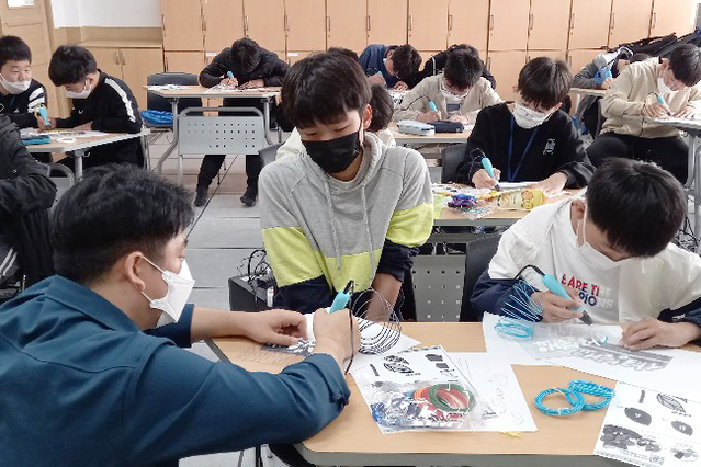 ▲ 예천군(군수 김학동)은 이달 27일부터 7월까지 자유학기제를 운영하는 관내 중학교 1학년을 대상으로 진로교육과 4차 산업 체험을 한 번에 지원하는 ‘찾아가는 메이커 놀이터’를 운영한다.ⓒ예천군