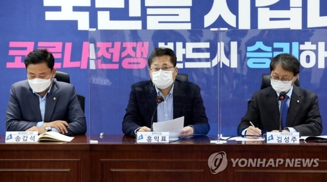 ▲ (가운데)홍익표 더불어민주당 정책위의장. ⓒ연합뉴스