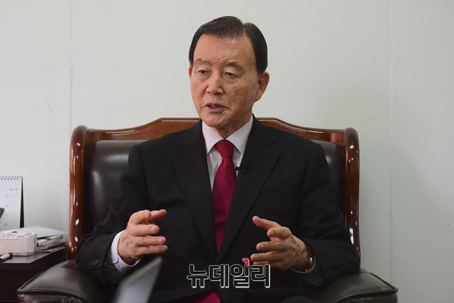 ▲ 국민의힘 차기 당권에 도전하는 홍문표 의원이 27일 오전 서울 여의도 당대표 선거 캠프사무소에서 본지와 인터뷰를 하고 있다.ⓒ이종현 기자