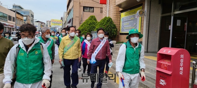 ▲ 이철우 도지사를 비롯한 새마을회 및 바르게살기운동협의회 회원들은 다중이용시설, 일반음식점, 전통시장 등을 방문해 방역활동 지침준수 및 마스크 쓰기, 출입자 명부 작성, 손씻기, 아프면 선별진료소 방문하기 등을 홍보했다.ⓒ뉴데일리