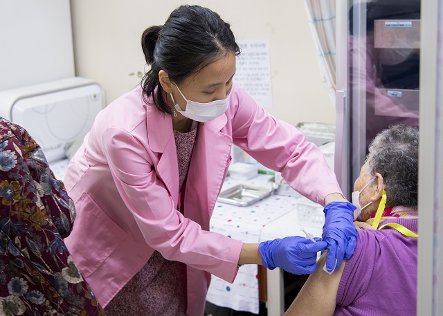 ▲ 75세 이상 어르신들은 울릉군보건의료원에 마련된 백신접종센터에서 차례를 기다리며 순차적으로 백신을 접종하고 있다.ⓒ울릉군