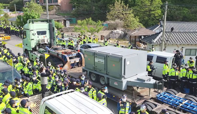 ▲ 28일 오전 8시 무렵, 경찰들 사이로 사드용 이동식 발전기를 운반하는 트럭. ⓒ뉴시스. 무단전재 및 재배포 금지.