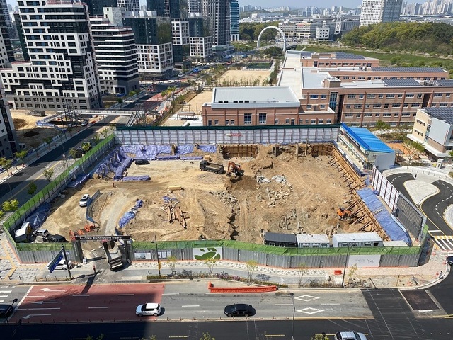 ▲ 2022년 9월 준공을 목표로 건립 중인 세종시 나성동(2-4생활권) 복합커뮤니티센터(복컴) 건립 사업이 지하 터파기 공사가 한창이다.ⓒ행복청