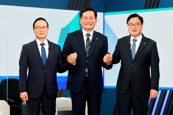 ▲ 더불어민주당 당대표 경선에 출마한 (왼쪽부터) 홍영표, 송영길, 우원식 의원이 지난 27일 서울 여의도 KBS에서 열린 더불어민주당 당대표 후보자 토론회에서 기념촬영하고 있다. ⓒ연합뉴스