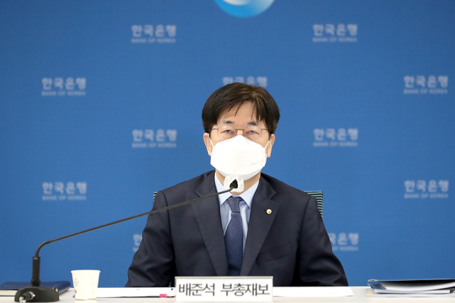 ▲ 배준석 한국은행 부총재보가 '2020년 지급결제보고서' 발간 관련 설명을 하고 있다.ⓒ한국은행