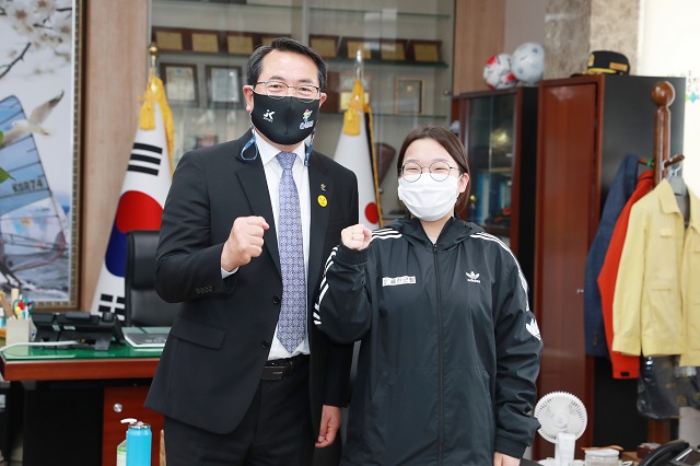 ▲ 전찬걸 군수와 권은지 선수가 기념촬영을 하고 있다.ⓒ울진군