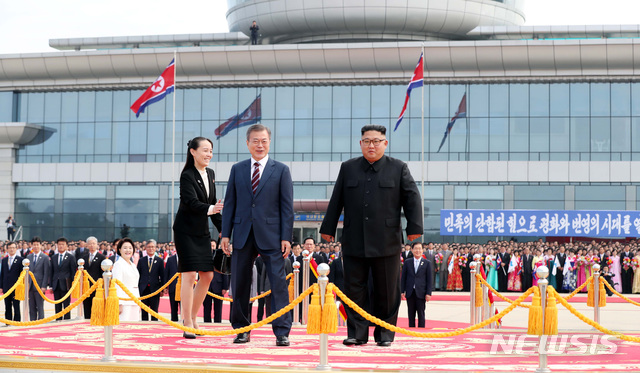 ▲ 문재인 대통령이 2018년 남북 정상회담 당시 평양 순안공항에 도착해 마중 나온 김정은과 북한군 의장대를 사열하고 있다. ⓒ뉴시스