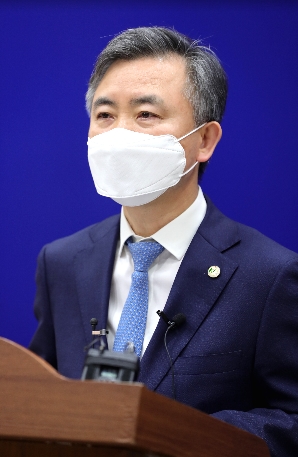 ▲ 김장회 충북도행정부지사가 28일 도청에서 공무원 토지거래와 관련해 1단계 조사결과를 발표하고 있다.ⓒ충북도