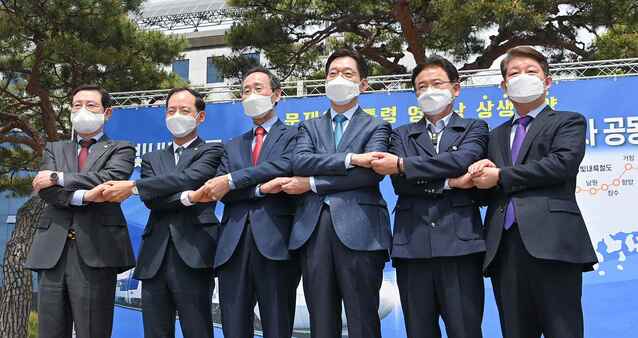 ▲ 권영진 대구시장과 이용섭 광주시장을 비롯한 영·호남 6명의 시·도지사가 대구~광주 달빛내륙철도를 제4차 국가철도망 구축계획에 신규사업으로 반영해 줄 것을 대통령께 호소하는 공동호소문을 발표했다.ⓒ대구시