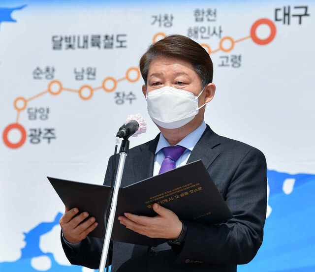 ▲ 권영진 대구시장은 “정부가 이번에 수립한 제4차 국가철도망구축계획에서 주요 목표로 제시한 ‘주요 거점도시 간 2시간대 철도망 연결’ 목표를 달성하기 위해서도 달빛내륙철도의 건설은 반드시 필요하다”며 “국가 정책목적 달성을 위해서도 달빛내륙철도는 반드시 추진해야 한다”고 강조했다.ⓒ대구시