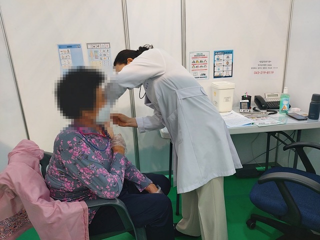 ▲ 청주시가 28일 장애인스포츠센터(사천동)에 마련된 청원구 코로나19 예방접종센터를 개소해 75세 이상 어르신 1만여 명을 대상으로 코로나19 예방접종을 시작했다.ⓒ청주시