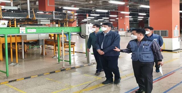 ▲ 전영수 경북지방우정청장(좌측 두 번째)이 대구우편집중국 방역현황을 점검하고 있다.ⓒ경북지방우정청