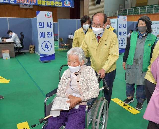 ▲ 청도군(군수 이승율)은 28일부터 국민체육센터 실내체육관에 설치된 예방접종센터에서 75세 이상 어르신과 노인복지시설 입소‧종사자를 대상으로 하는 코로나19 백신접종을 시작했다.ⓒ청도군