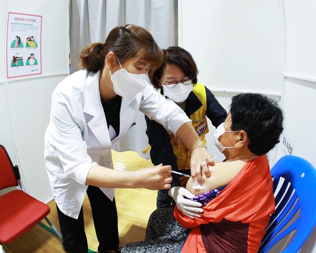 ▲ 영양군은 예방접종률을 높이기 위해 당초 계획보다 하루 앞당겨 4월 28일 수요일 영양군민회관에 예방접종센터를 개소했다.ⓒ영양군