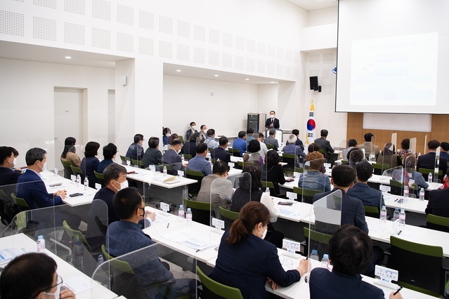 ▲ 구미시지역사회보장협의체(공공위원장 장세용, 민간위원장 석호진)에서는 지난 27일 새마을운동테마공원 연수관에서 읍면동지역사회보장협의체 위원장 52명이 참석한 가운데 복지사각지대 발굴·연계 강화를 위한 ‘읍면동지역사회보장협의체 위원장 회의’를 개최했다.ⓒ구미시