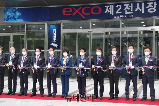 ▲ 권영진 대구시장, 이철우 경북도지사, 강은희 대구시교육감, 장상수 대구시의회 의장 등 내빈들이 동관 개관 테이프커팅을 하고 있다.ⓒ뉴데일리