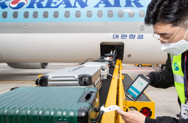 ▲ 서비스 시연 중인 직원 ⓒ 대한항공