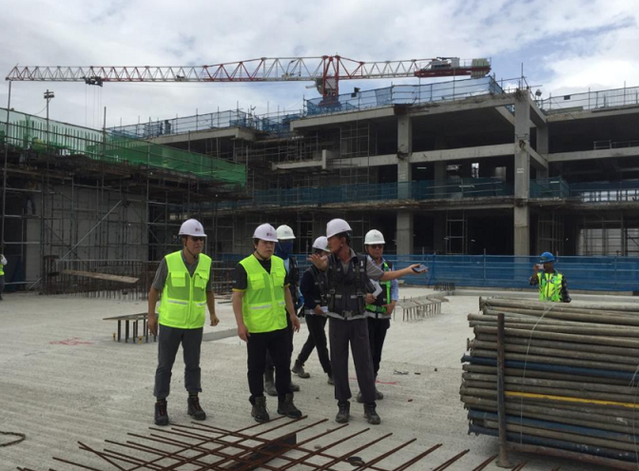 ▲ 김석준 회장(왼쪽 세번째)이 지난해 1월 싱가폴 톰슨 동부해안선 지하철 현장을 점검하고 있다. ⓒ 쌍용건설