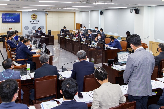 ▲ 경상북도의회 기획경제위원회(위원장 배진석)는 제323회 임시회 기간인 4월 27일과 28일 양일간 위원회를 개최해 소관 실국 2021년도 제1회 추가경정예산안과 동의안, 조례안을 심의·의결했다.ⓒ경북도의회