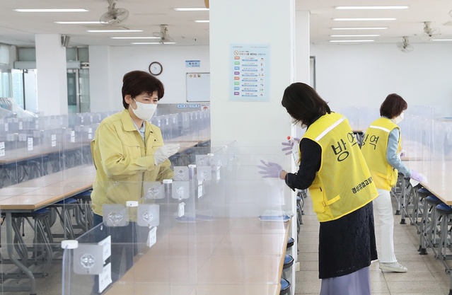 ▲ 강은희 교육감(왼쪽)은 29일 특별방역관리 주간을 맞아 교육감이 직접 경상공업고등학교를 방문해 방역실태를 점검하고 교직원들을 격려했다.ⓒ대구시교육청