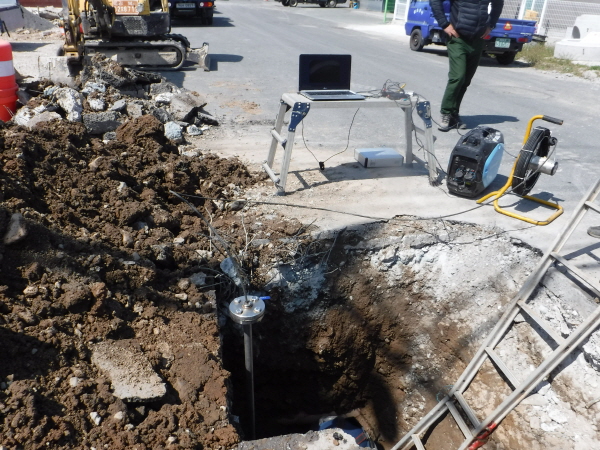 ▲ 영천시(시장 최기문)는 지난 26일부터 시민이 안심하고 마실 수 있는 깨끗한 수돗물 공급의 일환으로 국내 물관리 전문기관인 K-water(한국수자원공사)와 함께 1년간 전체 상수도관에 대한 정밀조사를 추진한다.ⓒ영천시