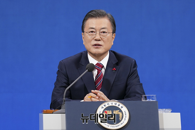 ▲ 문재인 대통령 비판 전단을 배포한 남성이 모욕죄로 검찰에 송치된 사건을 두고 국민의힘은 