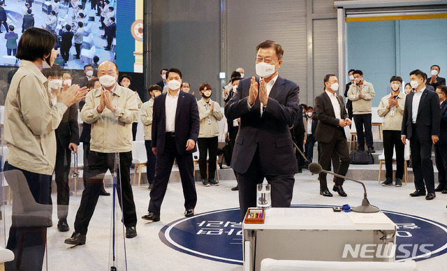▲ 문재인 대통령이 29일 광주광역시 광산구 광주글로벌모터스 공장에서 열린 준공 기념행사에 참석하며 박수를 치고 있다. ⓒ뉴시스