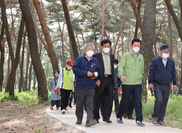 ▲ 이강덕 시장이 시민들과 기계서숲 둘레길을 걷고 있다.ⓒ포항시