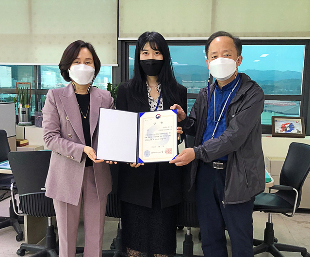 ▲ 칠곡군청에서 상장을 받고 기념촬영하는 관계자들.ⓒ대구한의대