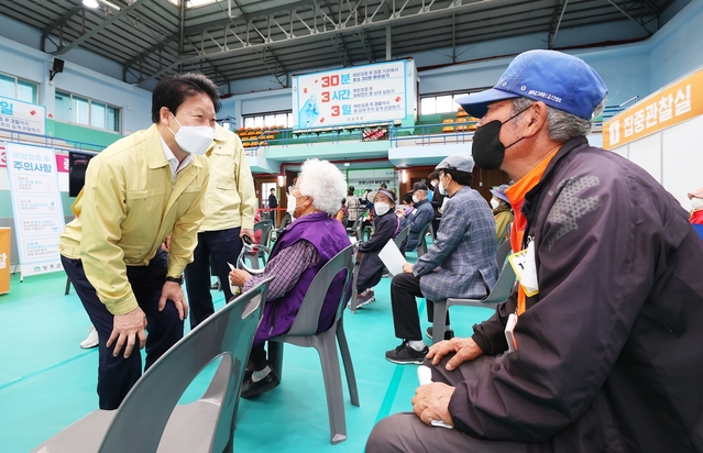 ▲ 이병환 성주군수가 코로나19 백신 수송버스 탑승에 앞서 어르신과 인사를 나누고 있다.ⓒ성주군