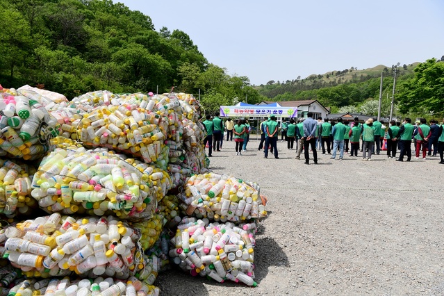 ▲ 고령군새마을회(회장 박중규)는 지난 28일 11시부터 대가야읍 지산리 모산골 공영주차장에서 읍면 새마을남녀지도자 100여 명이 참석한 가운데 폐농약병 모으기 운동을 했다.ⓒ고령군