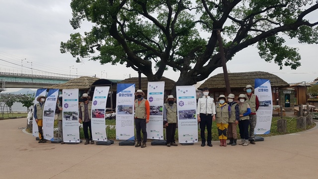 ▲ 대구 달성군시설관리공단(이사장 강순환)은 지난 23일 사문진역사공원에서 공단 및 달성경찰서 직원 20여 명이 참여해 ‘안전속도 5030’ 합동 캠페인을 실시했다.ⓒ달성군