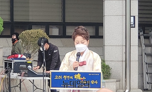 ▲ 이순자 작가가 개관식에서 “지금 코로나로 많은 사람들이 힘들어 하고 있는데 제 작품을 보고 그 힘든 마음을 치유했으면 좋겠다”고 말했다.ⓒ뉴데일리